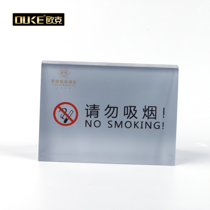 廠家直銷亞克力創(chuàng)意三角桌牌